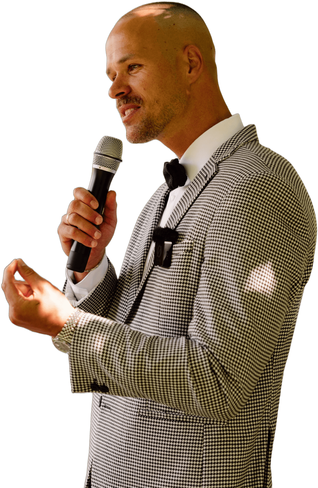 Daniel Hascher spricht mit Mikrofon bei einer freien Trauung