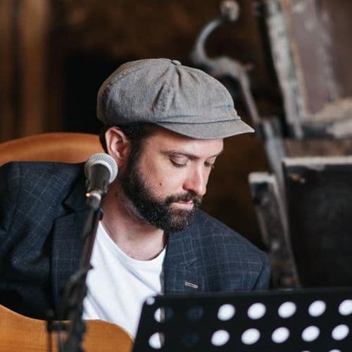 Simon Konrad singt und spielt Gitarre